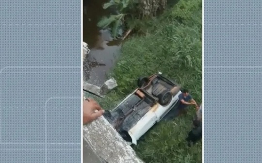 Homem sai ileso após carro em que estava cair de ponte de cerca de sete