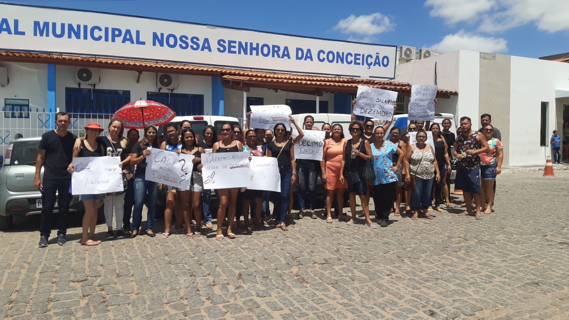 Servidores da saúde de Araci fazem manifestação e cobram 13° salário