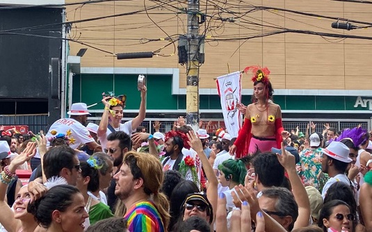 Prefeitura de SP multa 39 foliões em R$ 500 por urinar na rua durante pré-carnaval