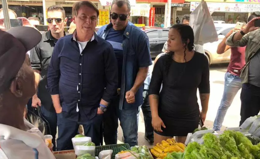 Bolsonaro visita comércios e cumprimenta cidadãos no DF