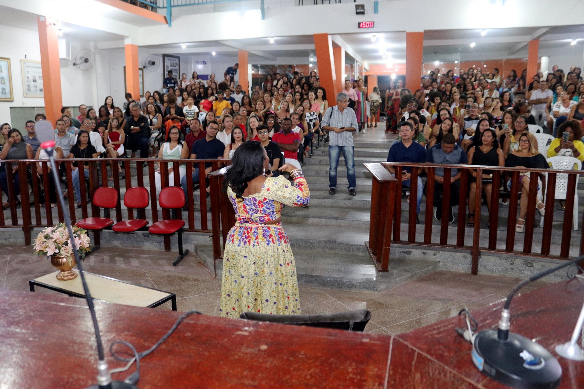 Tia Má fala sobre empoderamento feminino para auditório lotado em Araci