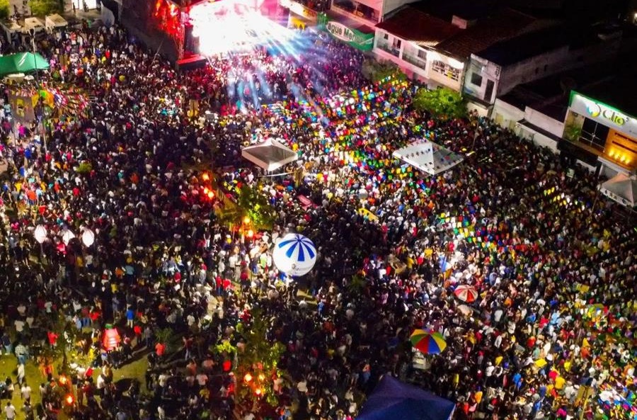 Trezenas de Teofilândia: Imagens aérea mostram praça lotada durante show de Thiago Aquino